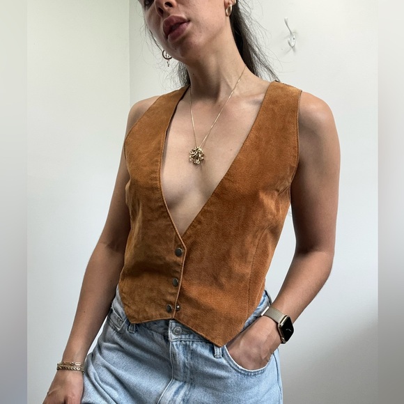 ⛔️SOLD⛔️Vintage 80’s Brown Suede Leather Western Vest Deep V-neck Snap front - Picture 2 of 10